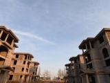 山东泰坦尼克号的“经典”办公楼被废弃，长满杂草，网友：太伤心了